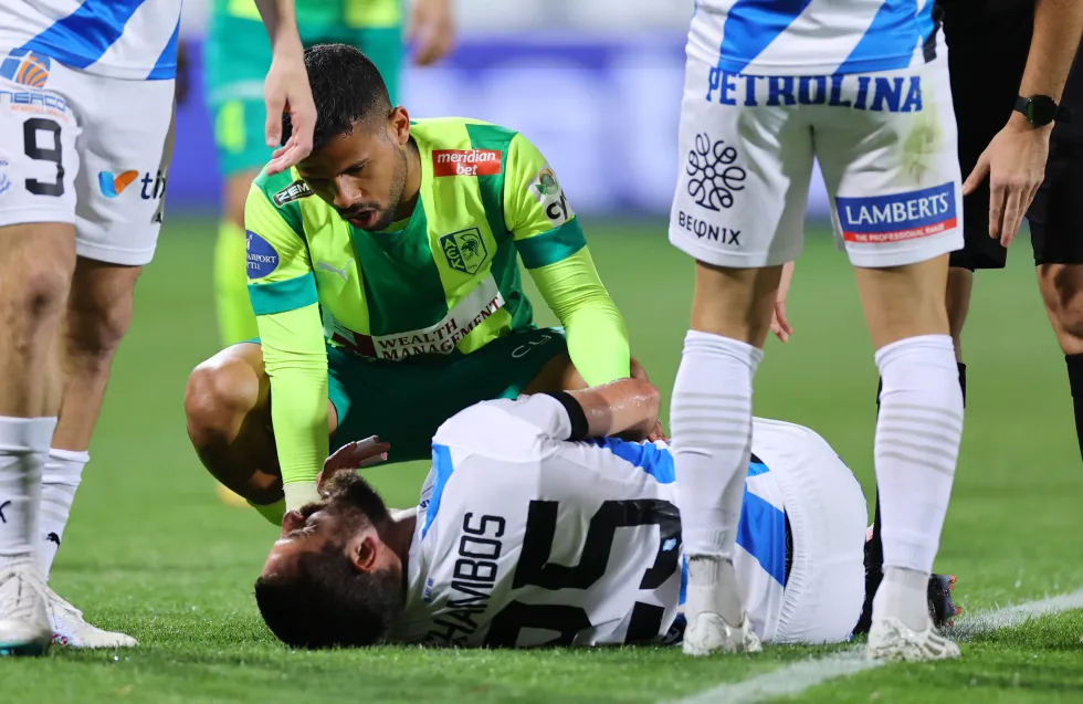 To VAR έπιασε το σκληρό φάουλ ο Λέδες - Κόκκινη στο 8' του ΑΕΚ-Απόλλων