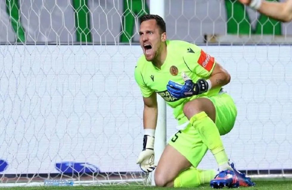 Ο Μέγιερι... φωνάζει να τον ακούσουν ότι δεν φεύγει από την ΑΕΛ