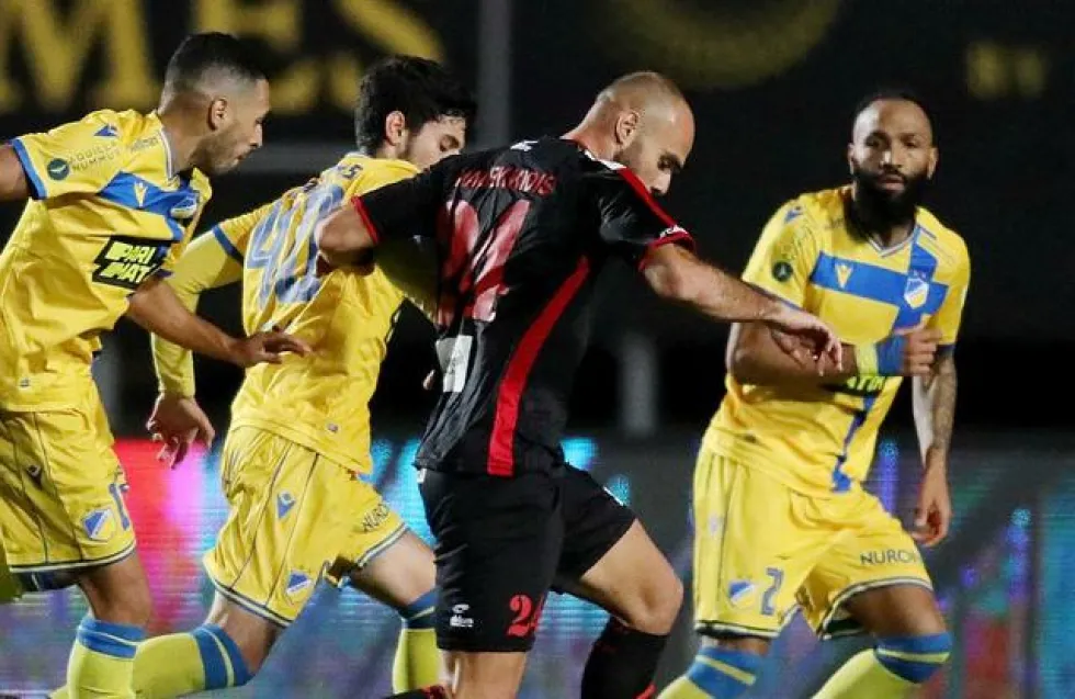 Αυτό τους έλειπε στον ΑΠΟΕΛ, αναγκαστική αλλαγή και... κραυγή