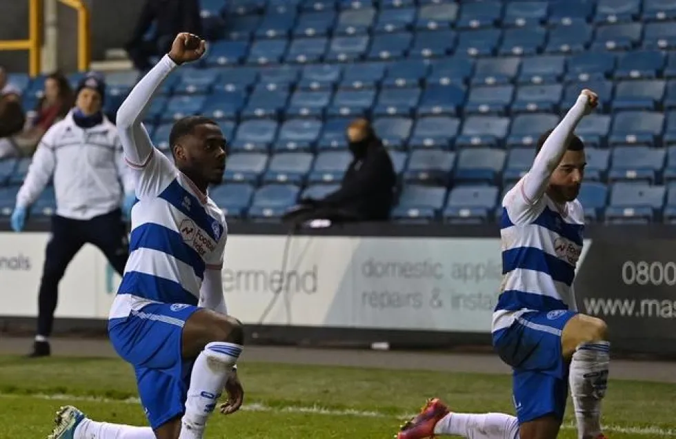 Γονάτισμα και σφιγμένη γροθιά μπροστά στους οπαδούς της Μίλγουολ!