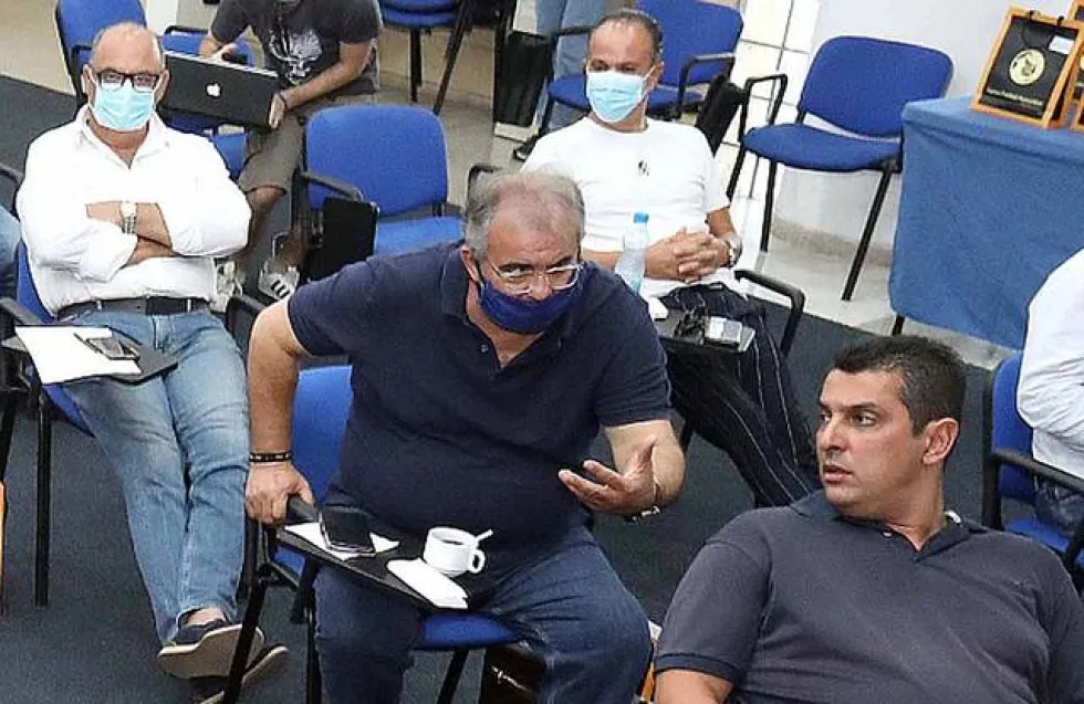 «Με χρέη που τρομάζουν, αλλά βομβαρδίζει με μεταγραφές. Ποιος κοροϊδεύει ποιον;»