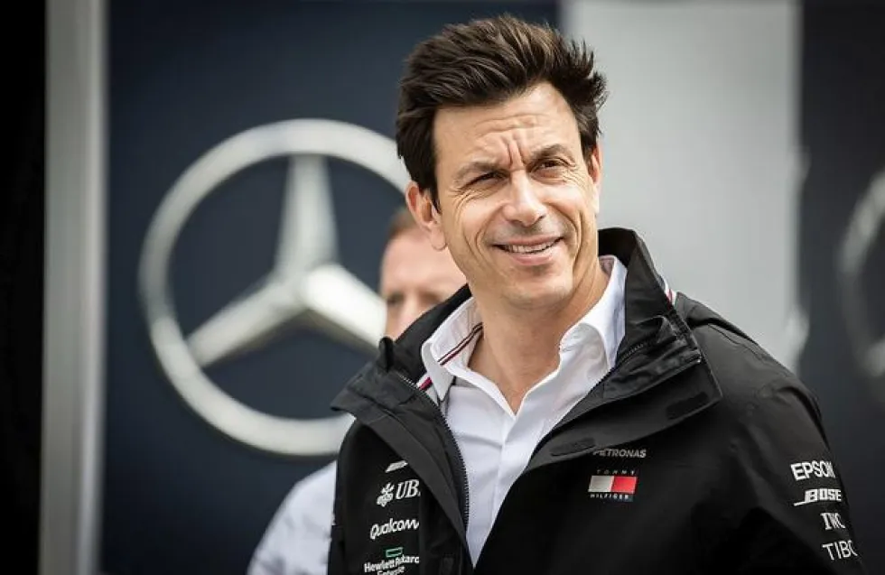 Συνεχίζει στο τιμόνι της Mercedes ο Τότο Βολφ