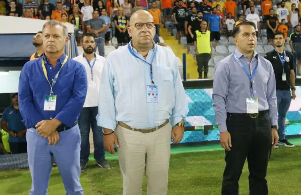 Οργισμένοι με τις διοικήσεις τους