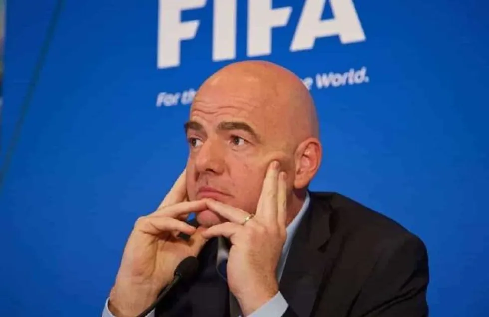 Παραμένει στην προεδρια της FIFA παράλληλα με τις έρευνες για διαφθορά