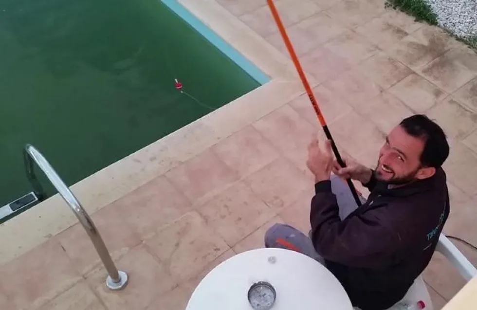 Ψάρεμα στην πισίνα!