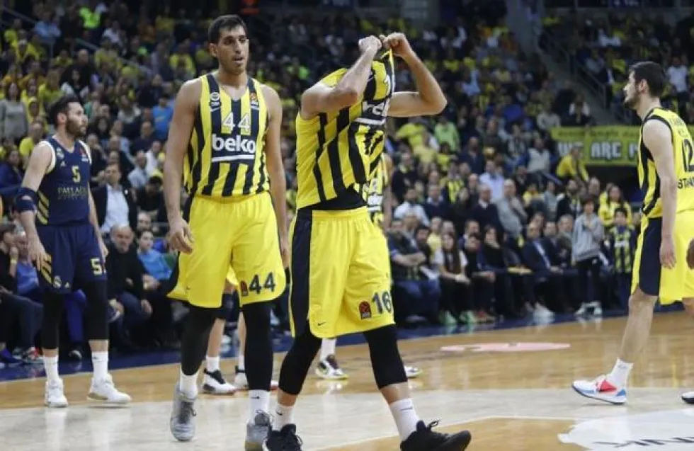 Κάνει λόγο για τέσσερα κρούσματα η Φενέρ