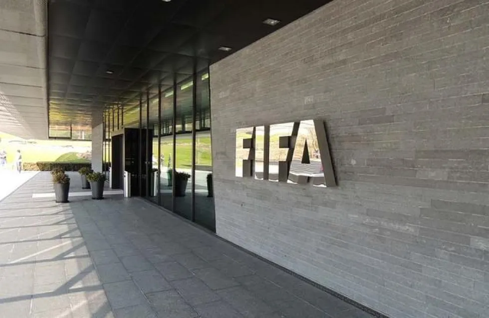 Προτείνει παράταση στα συμβόλαια των ποδοσφαιριστών η FIFA