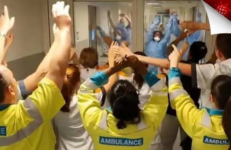 Νοσηλευτές τραγούδησαν το «You 'll never walk alone» στους ήρωες γιατρούς!