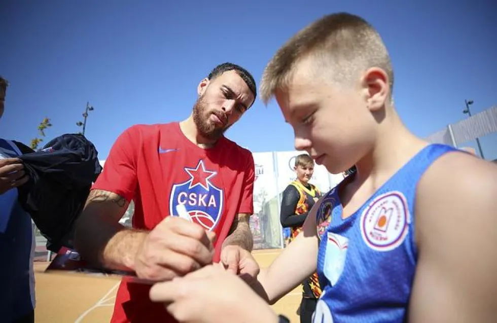 Τζέιμς: «Θα είναι ανέκδοτο αν συνεχιστούν οι Euroleague και VTB League»