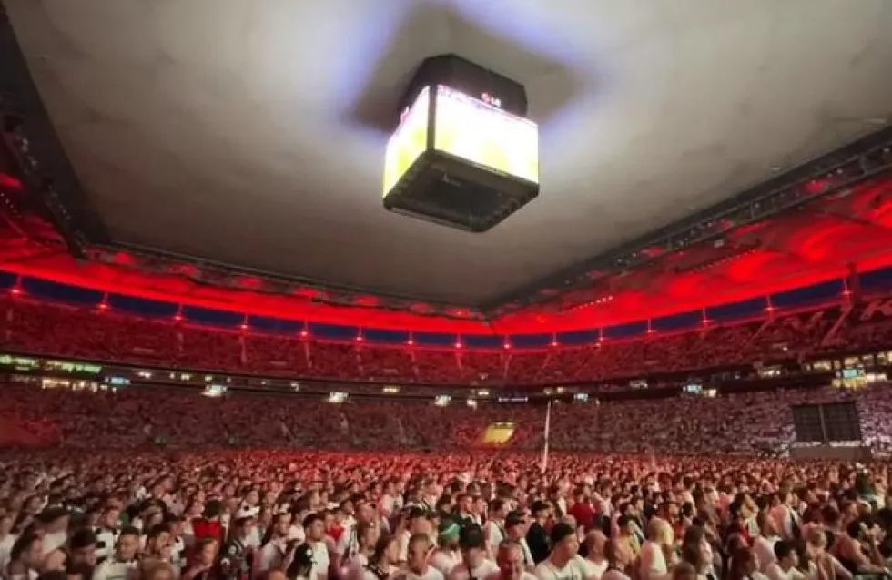 Γεμάτο το γήπεδο της Άιντραχτ, βλέπουν από εκεί τον τελικό - ΒΙΝΤΕΟ