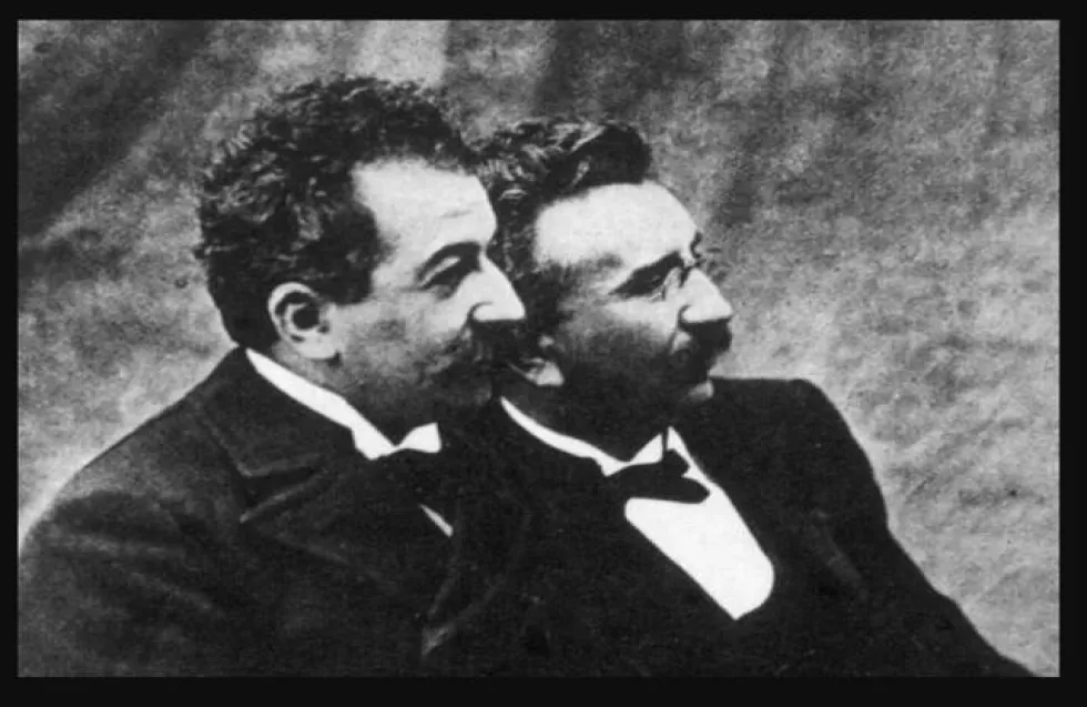 Στις 28 Δεκεμβρίου 1895 γίνεται η πρώτη δημόσια προβολή ταινίας από τους αδελφούς Lumière