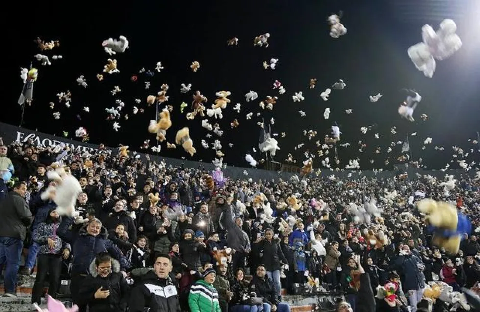 Γέμισε λούτρινα αρκουδάκια η Τούμπα (pics)