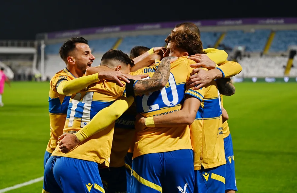 Όταν… ζορίστηκε, οι φορ του είχαν τη λύση και ο ΑΠΟΕΛ πέτυχε τριάρα