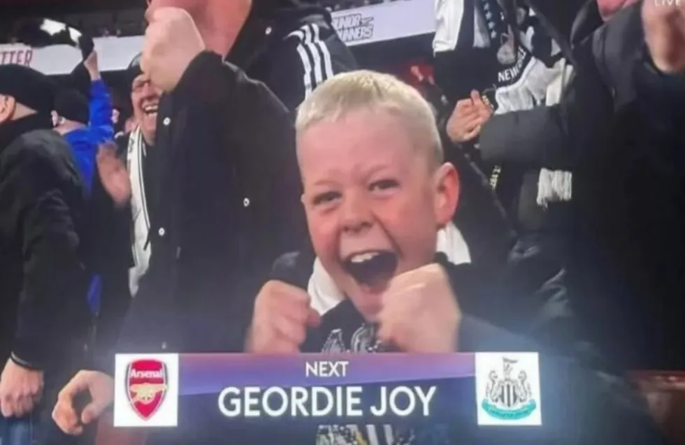 Είπε ψέματα στο σχολείο πως είναι άρρωστος, πήγε στο Άρσεναλ-Νιούκασλ, αλλά την «πάτησε» από την TV!