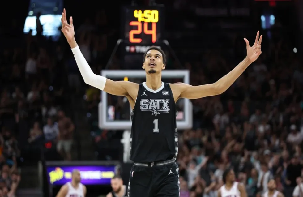 Γουεμπανιαμά  και Σπερς διέλυσαν τους Λέικερς 