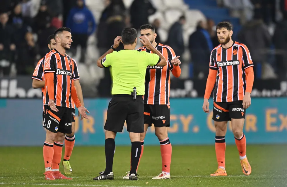 Εκνευρισμένος με το φινάλε ο Χιμένεθ, τα έβαλε με τον διαιτητή