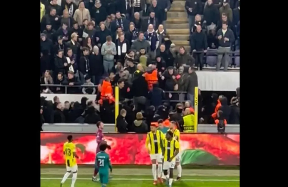 Χαμός στο Άντερλεχτ-Φενέρμπαχτσε: Άγρια επεισόδια, στα αποδυτήρια οι διαιτητές!