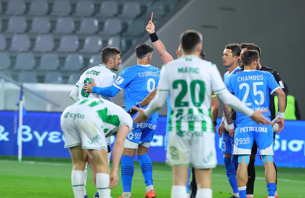 Άρπαξε αντίπαλο από τον λαιμό και δεν παίζει με Πάφο και ΑΠΟΕΛ ο Γιόβετιτς