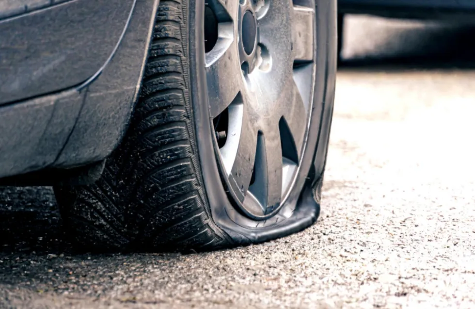 Έσκισαν τα λάστιχα δύο αυτοκινήτων του διαιτητή - 15 παιχνίδια αποκλεισμός για τον πρόεδρο