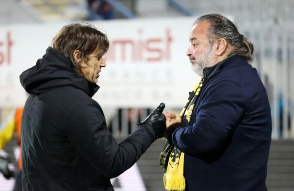 Κοντά στην ομάδα ο Ηλιόπουλος – Επισκέψεις στα Σπάτα και συζητήσεις με Αλμέιδα