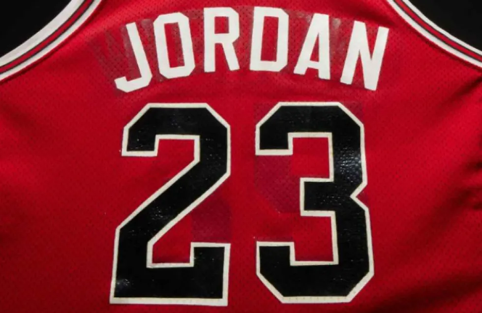 Η πρώτη φανέλα του Τζόρνταν στους Μπουλς πουλήθηκε για 4,2 εκατ. δολάρια!
