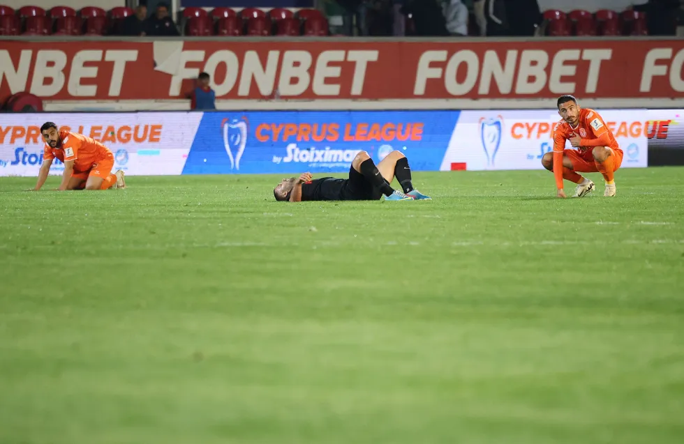 Δεν ξεκολλάει η Νέα Σαλαμίνα, ανησυχεί η Καρμιώτισσα 