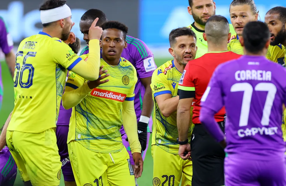 Με δέκα η ΑΕΛ με λάθος και... φωνές