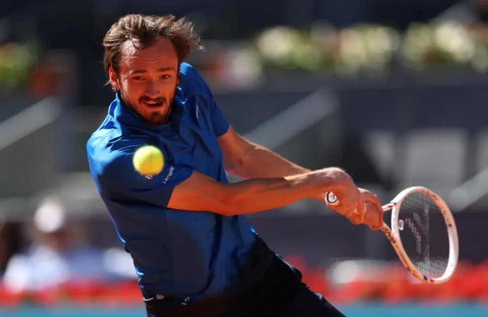 Άντεξε ο Ζβέρεφ, εύκολα ο Μεντβέντεφ 