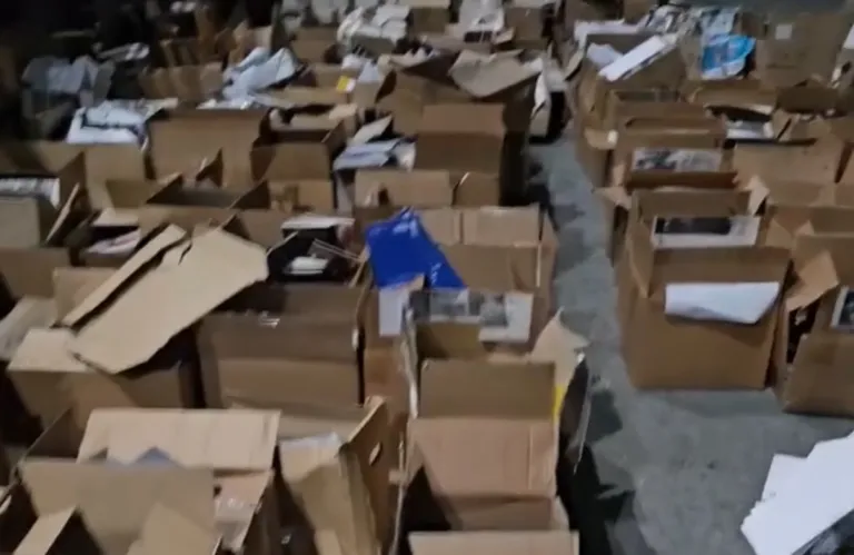 Δεκάδες κούτες με υλικό πετάχθηκαν έξω από το θέατρο Αποθήκες - Τι απαντά ο ΘΟΚ
