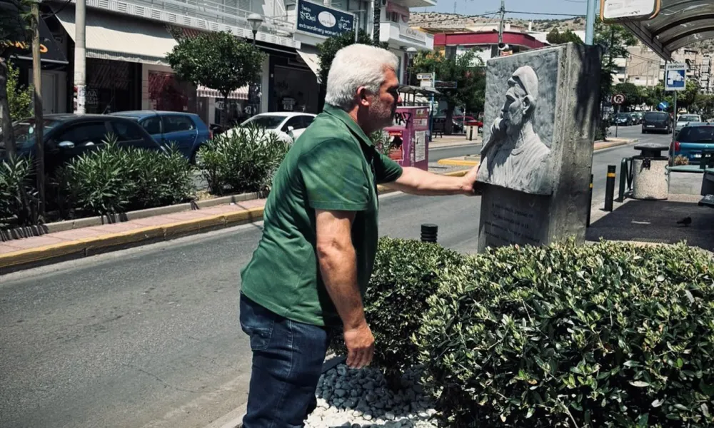 ΦΩΤΟ: Kατέθεσε στεφάνι η Ομόνοια στο μνημείο του Παύλου Φύσσα