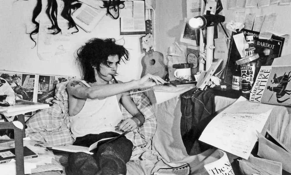 Οι θαυμαστές του Nick Cave συρρέουν σε φιλανθρωπικό βιβλιοπωλείο στο Ηνωμένο Βασίλειο μετά τη δωρεά χιλιάδων βιβλίων από τον μουσικό