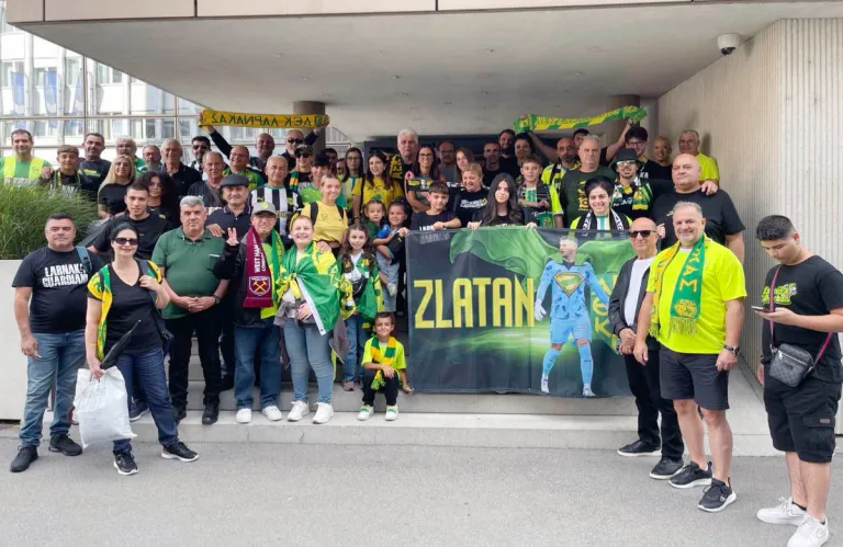 Πήραν πανό με τον Αλομέροβιτς να φοράει... κάπα σούπερμαν!