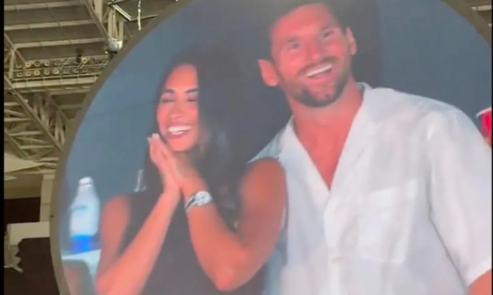 Η kiss cam των Coldplay «τσάκωσε» τον Μέσι με την Αντονέλα