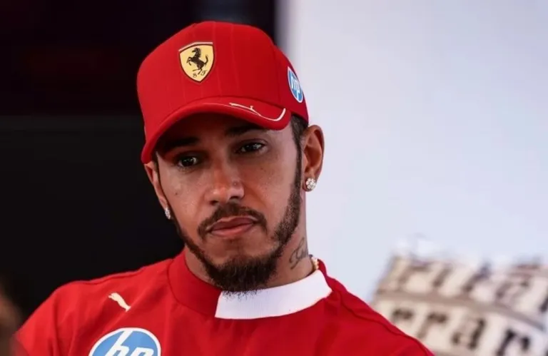 Χάμιλτον: «Είμαι άχρηστος, μάλλον η Ferrari πρέπει να αλλάξει οδηγό»
