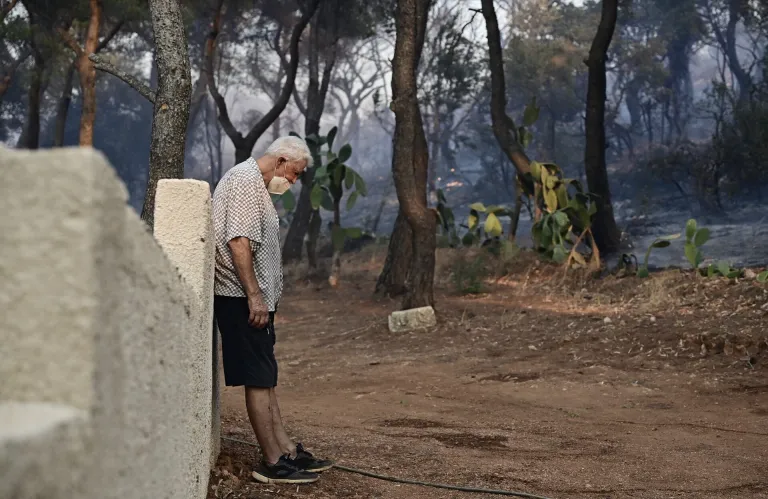 Σε ύφεση η φωτιά στην Ανατολική Αττική: Μεγάλη καταστροφή, ένας νεκρός και καμένα σπίτια
