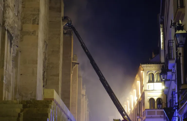 Έσβησε πυρκαγιά που απειλούσε ιστορικό χώρο λατρείας στην Κόρδοβα