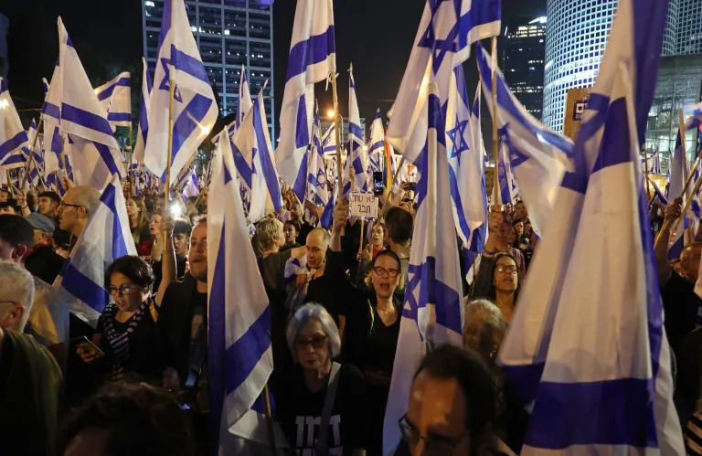 Γάζα: 37 Παλαιστίνιοι νεκροί από ισραηλινά πυρά - Δεκάδες χιλιάδες διαδηλωτές στο Τελ Αβίβ