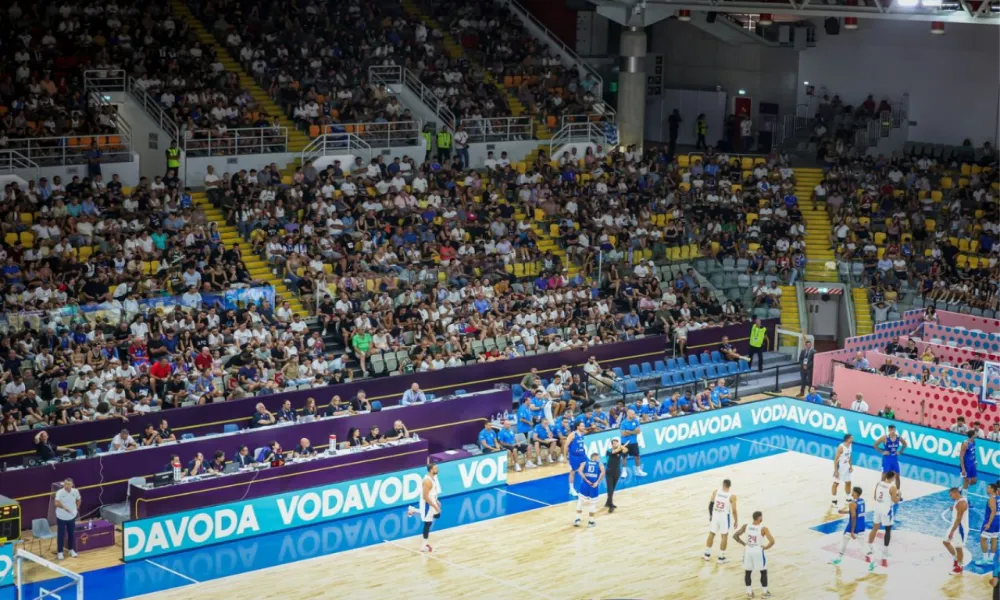 Ντύνεται στα χρώματα του FIBA EuroBasket 2025 το Αθλητικό κέντρο Σπύρος Κυπριανού