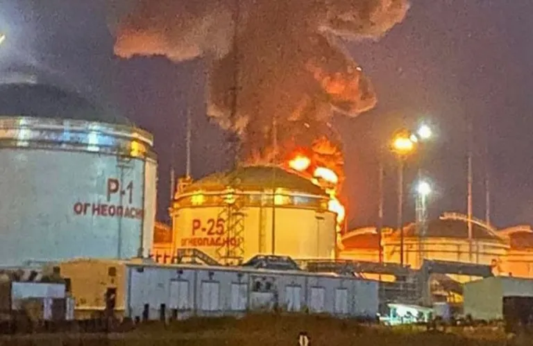 Συντρίμμια μη επανδρωμένου αεροσκάφους προκάλεσαν μικρή φωτιά σε ρωσικό διυλιστήριο