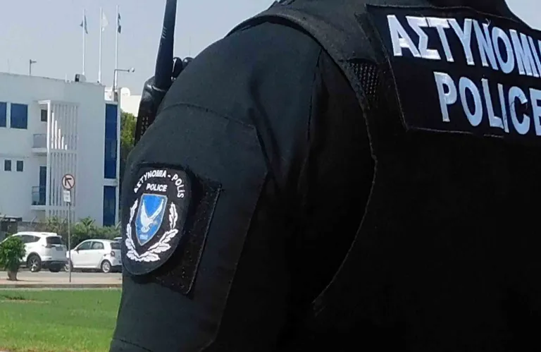 Άντρας φέρεται να κτύπησε με όχημα σε προθήκη καφεστιατορίου και να εγκατέλειψε τη σκηνή