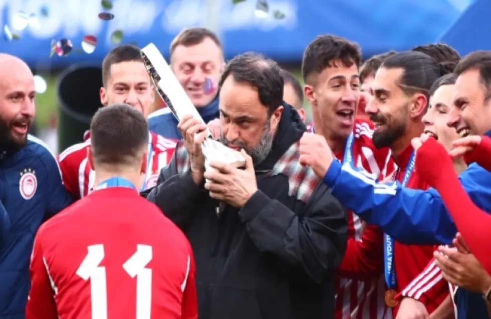 Φίλησε τη κούπα 