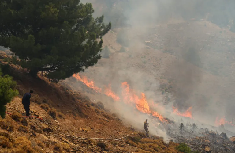 Ελλάδα- Πυρκαγιές: Μάχη με συνεχείς αναζωπυρώσεις σε Αχαΐα, Πρέβεζα, Χίο, Ζάκυνθο και Κεφαλονιά