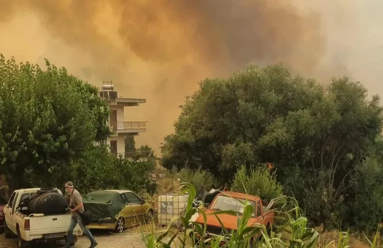 Μαίνεται η φωτιά στην Αχαΐα – Μηνύματα 112 για εκκενώσεις οικισμών
