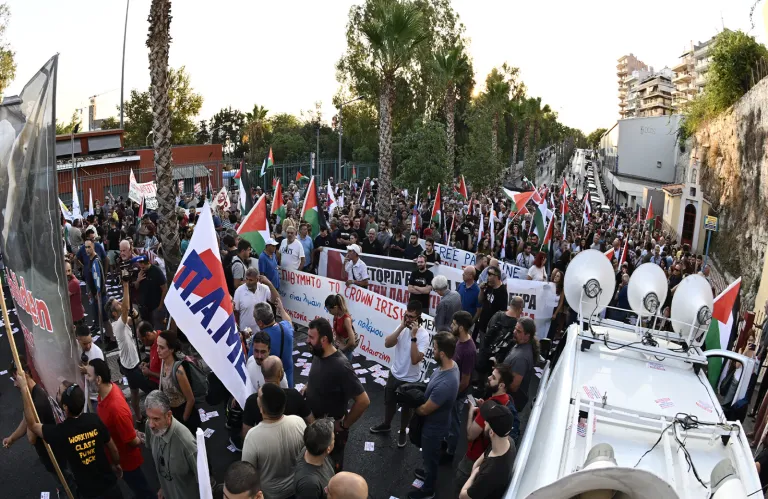 Συγκέντρωση  στο λιμάνι του Πειραιά για κρουαζιερόπλοιο από το Ισραήλ - Πέταξαν γιαούρτι στο κεντρικό λιμεναρχείο