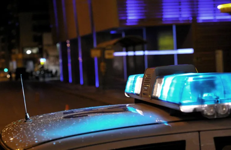 Πύλα: Απόπειρα φόνου διερευνά η Αστυνομία μετά την ένοπλη επίθεση και τον εμπρησμό τεσσάρων αυτοκινήτων