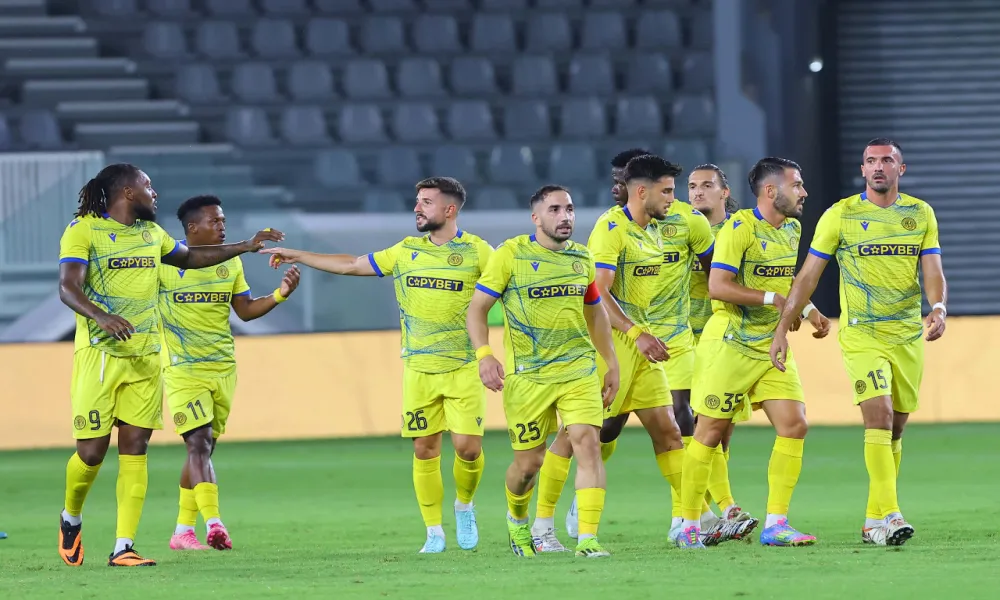 Ώρα της πρώτης απόδειξης (τι κάνει στις πρεμιέρες)