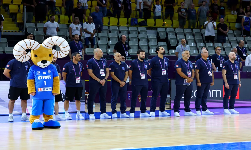 Το προπονητικό τιμ της Εθνικής Κύπρου στην ιστορική συμμετοχή στο FIBA EuroBasket 2025