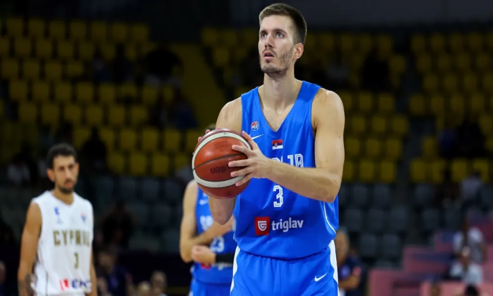 EuroBasket 2025: Πρόστιμο και αποβολή από ένα ματς με τριετή αναστολή στον Πετρούσεφ