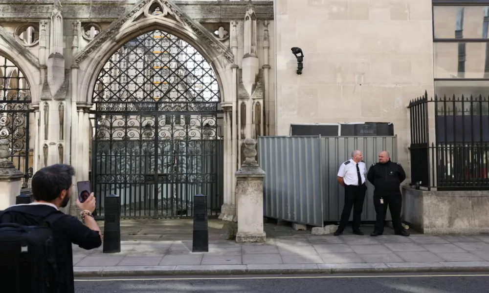 Σάλος με το νέο έργο του Banksy στα Δικαστήρια του Λονδίνου