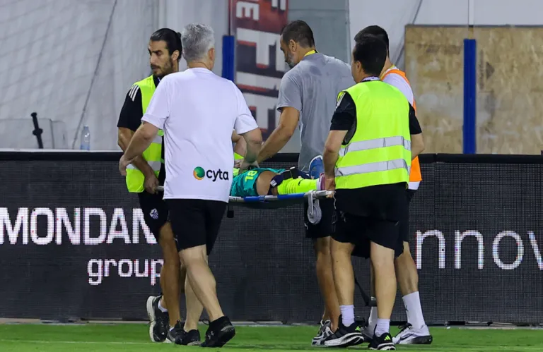 Έχασε τις αισθήσεις του ο Τσακόν, έφυγε με ασθενοφόρο από το γήπεδο